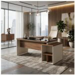 Mesa em L com vidro fumê em sala executiva Mesa em L com vidro fumê e nichos em sala com cadeira clara, tapete, plantas, janelas amplas e luminárias pendentes.