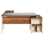Vista frontal da mesa com vidro fumê e nichos Vista frontal externa da mesa com vidro fumê, painel amadeirado e módulo à direita com prateleira e nichos inferiores.