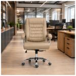 Cadeira Presidente Luxo fendi em coworking moderno com mesas compartilhadas e decoração profissional.