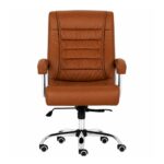 Vista frontal da Cadeira Presidente Luxo caramelo com encosto alto, braços cromados e base com rodízios duplos.