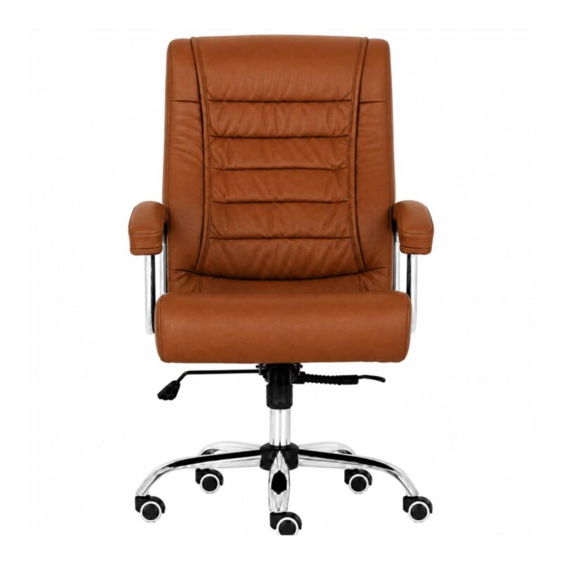 Vista frontal da Cadeira Presidente Luxo caramelo com encosto alto, braços cromados e base com rodízios duplos.