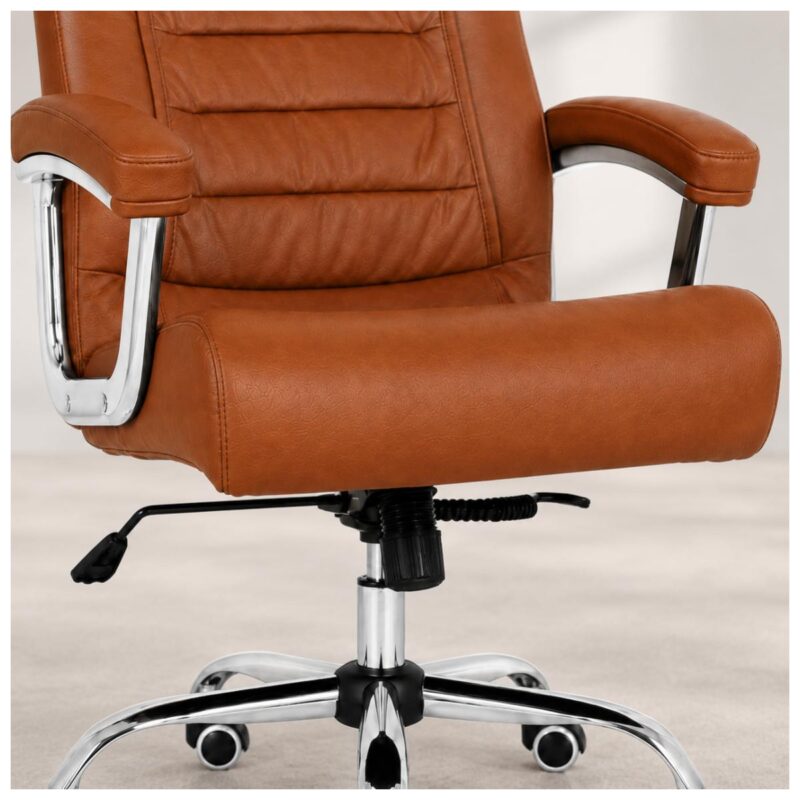 Close-up do assento caramelo da Cadeira Presidente Luxo com 54 cm de largura útil e 51 cm de profundidade.