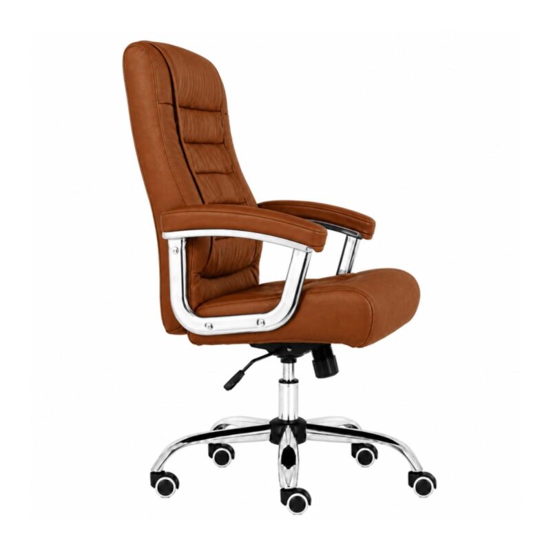 Vista lateral da Cadeira Presidente Luxo caramelo com encosto de 73 cm, assento Pillow Top e braços cromados acolchoados.