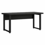 Mesa preta de escritório sem gavetas com pé quadro Mesa de escritório preta sem gavetas com tampo retangular, pés em formato de quadro e painel sob a superfície.