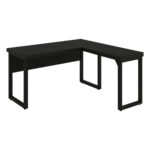 Mesa em L preta com auxiliar e pés em formato de quadro Mesa em L preta sem gavetas com mesa auxiliar à direita, pés metálicos em quadro e painel sob o tampo principal.