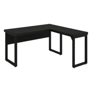 Mesa em L preta sem gavetas com mesa auxiliar à direita, pés metálicos em quadro e painel sob o tampo principal.