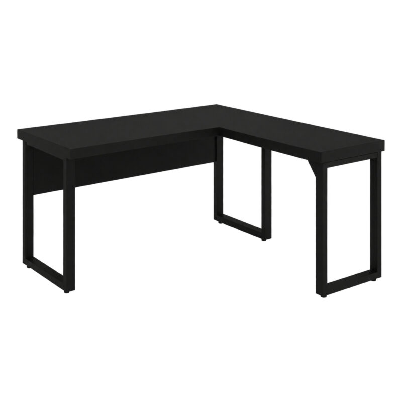 Mesa em L preta com auxiliar e pés em formato de quadro Mesa em L preta sem gavetas com mesa auxiliar à direita, pés metálicos em quadro e painel sob o tampo principal.