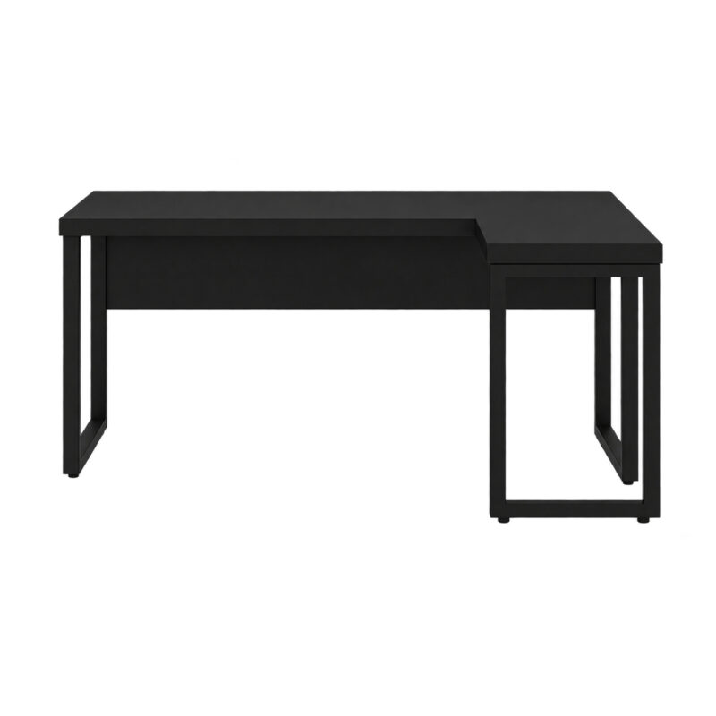 Mesa em L preta vista de frente com auxiliar à direita, estrutura metálica em quadro e espaço livre sob os tampos.