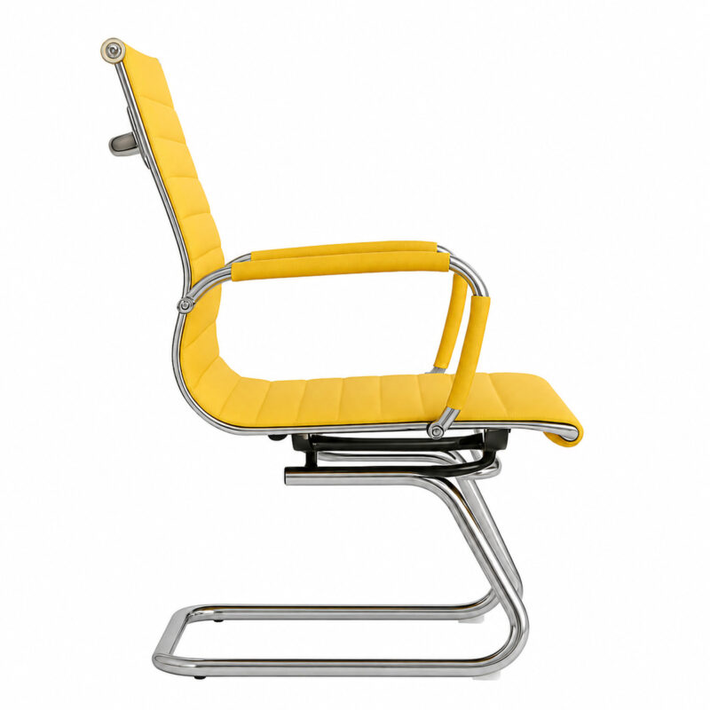 Cadeira Interlocutor Charles Eames Pastel em vista lateral, com encosto fino, braço cromado e base fixa.