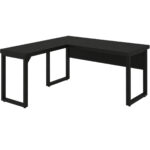Mesa em L preta em perspectiva com auxiliar à esquerda, três apoios em quadro e painel sob a superfície principal.