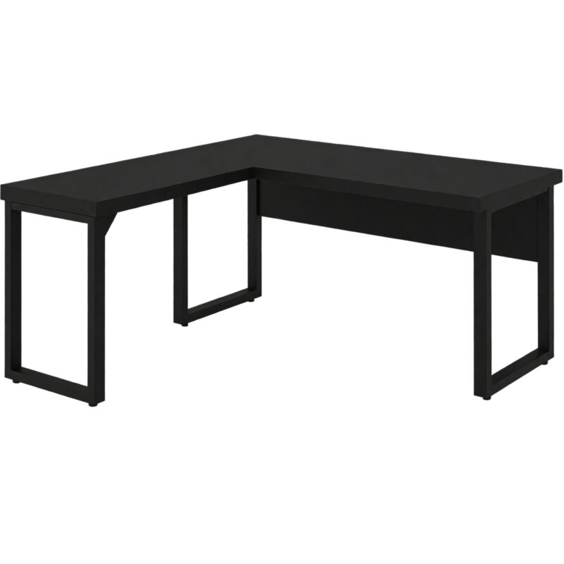 Mesa em L preta em perspectiva com auxiliar à esquerda, três apoios em quadro e painel sob a superfície principal.