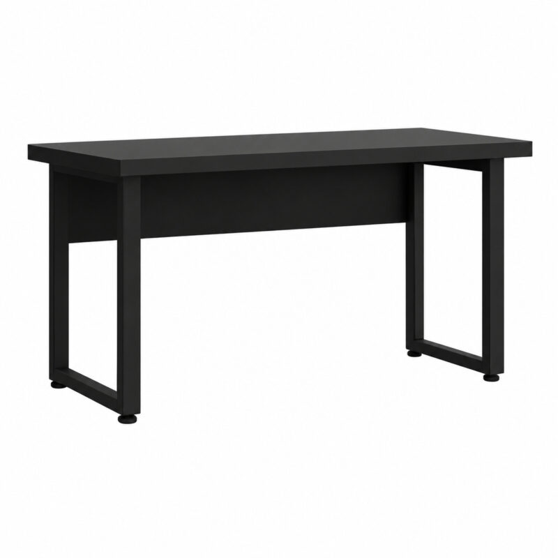 Mesa preta sem gavetas em perspectiva com superfície retangular, painel sob o tampo e pés laterais em quadro.