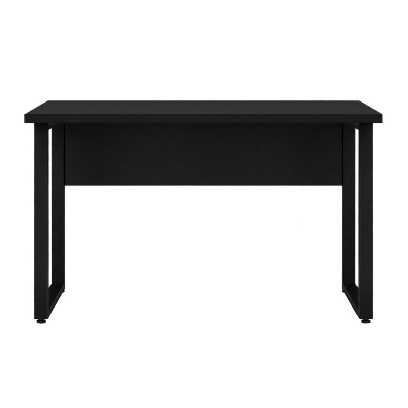 Mesa de escritório preta vista de frente, sem gavetas, com painel sob o tampo e espaço livre entre os pés.