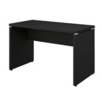 Mesa de escritório preta em perspectiva pela direita com pés painel, painel central e tampo sem gavetas.