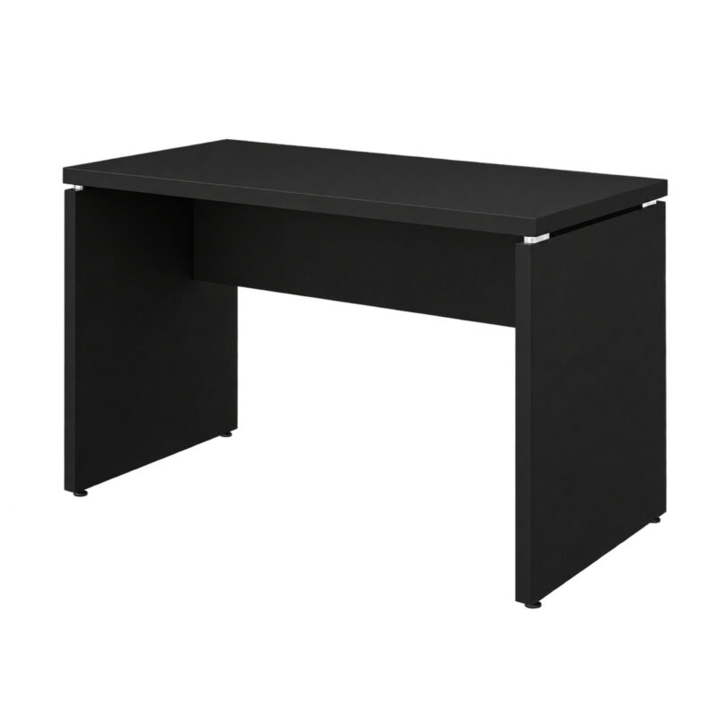 Mesa de escritório preta em perspectiva pela direita com pés painel, painel central e tampo sem gavetas.