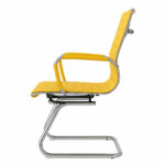 Cadeira Interlocutor Charles Eames Esteirinha Pastel em vista lateral oposta, com base fixa cromada.