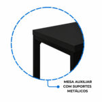 Detalhe dos suportes metálicos sob o tampo da mesa preta Ampliação circular do canto da mesa preta mostrando a borda do tampo e o encontro com os suportes metálicos.