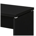 Detalhe do canto da mesa preta com borda reta do tampo e distanciador metálico entre a superfície e o pé painel.
