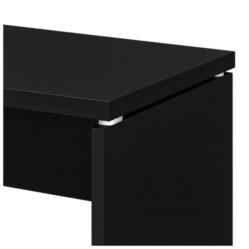 Detalhe do canto da mesa preta com borda reta do tampo e distanciador metálico entre a superfície e o pé painel.