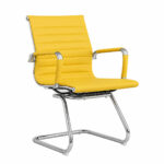Cadeira Interlocutor Charles Eames Pastel em vista frontal oposta, com braços cromados e base fixa.