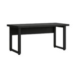 Mesa de escritório preta com pé quadro 150 x 60 cm Mesa de escritório preta sem gavetas, com tampo retangular, pés em quadro e painel sob o tampo, em perspectiva.