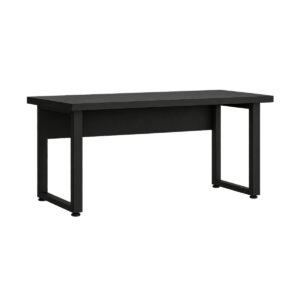 Mesa de escritório preta sem gavetas, com tampo retangular, pés em quadro e painel sob o tampo, em perspectiva.