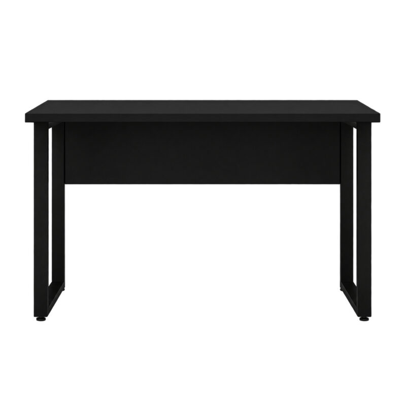 Vista frontal da mesa de escritório preta sem gavetas, com tampo retangular, painel central e pés em quadro.