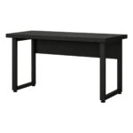 Mesa preta com pé quadro em perspectiva pela direita Mesa preta sem gavetas em perspectiva, com lateral direita em destaque, tampo retangular e pés em quadro.