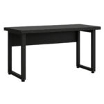 Mesa preta com pé quadro em perspectiva pela esquerda Mesa de escritório preta em perspectiva, com lateral esquerda em destaque, painel sob o tampo e pés em quadro.