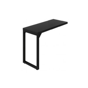 Mesa auxiliar preta com tampo retangular, um pé em quadro e suporte sob o tampo, em perspectiva sobre fundo branco.