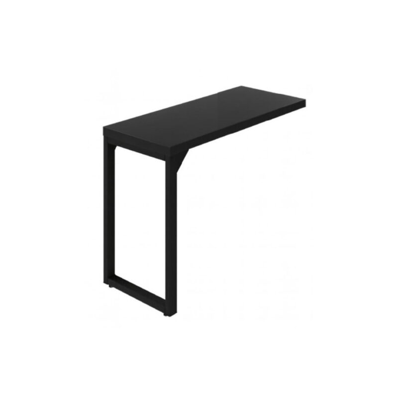 Mesa auxiliar preta com pé quadro em perspectiva Mesa auxiliar preta com tampo retangular, um pé em quadro e suporte sob o tampo, em perspectiva sobre fundo branco.