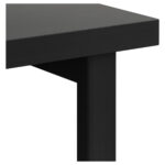 Detalhe do tampo e do suporte da mesa auxiliar preta Detalhe da mesa auxiliar preta mostrando a borda do tampo, o pé vertical e o suporte triangular sob a superfície.