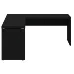 Mesa em L preta vista de frente, com a mesa auxiliar à esquerda, pés painel e painel sob o tampo principal.