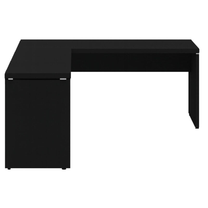 Mesa em L preta vista de frente, com a mesa auxiliar à esquerda, pés painel e painel sob o tampo principal.