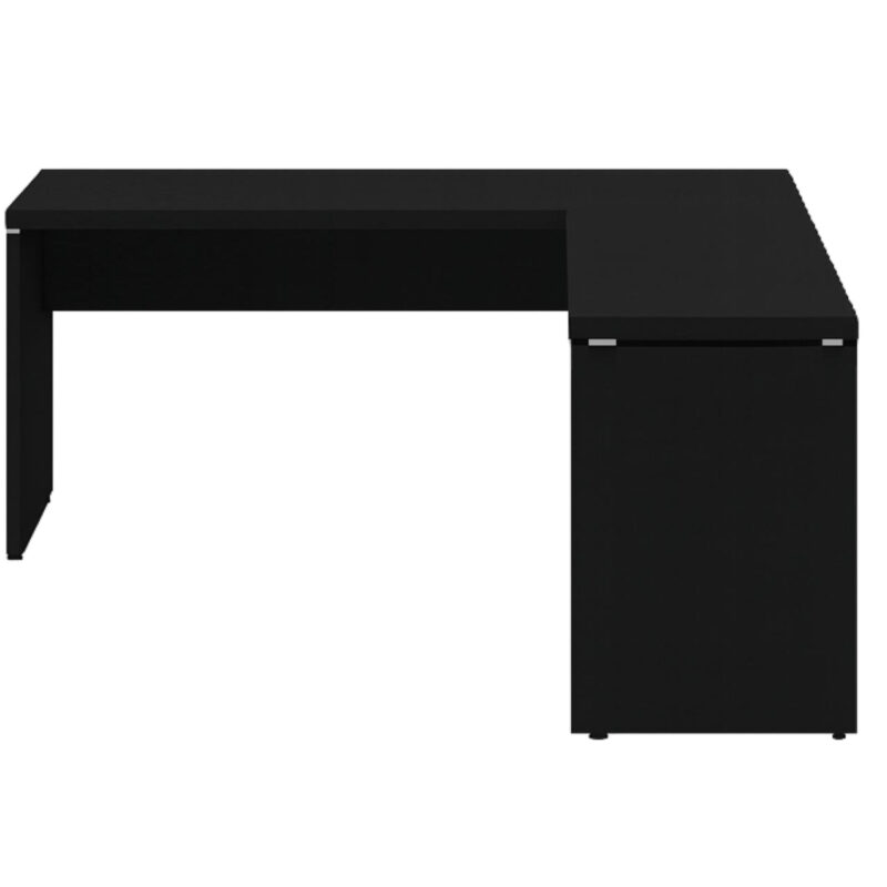 Vista frontal da mesa em L preta com mesa auxiliar à direita, tampo retangular e estrutura com pés painel.
