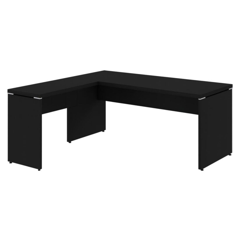 Mesa preta em L vista pela perspectiva oposta, mostrando os tampos, os pés painel e os painéis inferiores.
