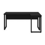 Vista frontal da mesa em L preta com apoio lateral à direita da imagem, painel horizontal e pés retangulares.