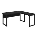Mesa em L preta em perspectiva com apoio à direita da imagem, três pés retangulares e painel sob o tampo principal.