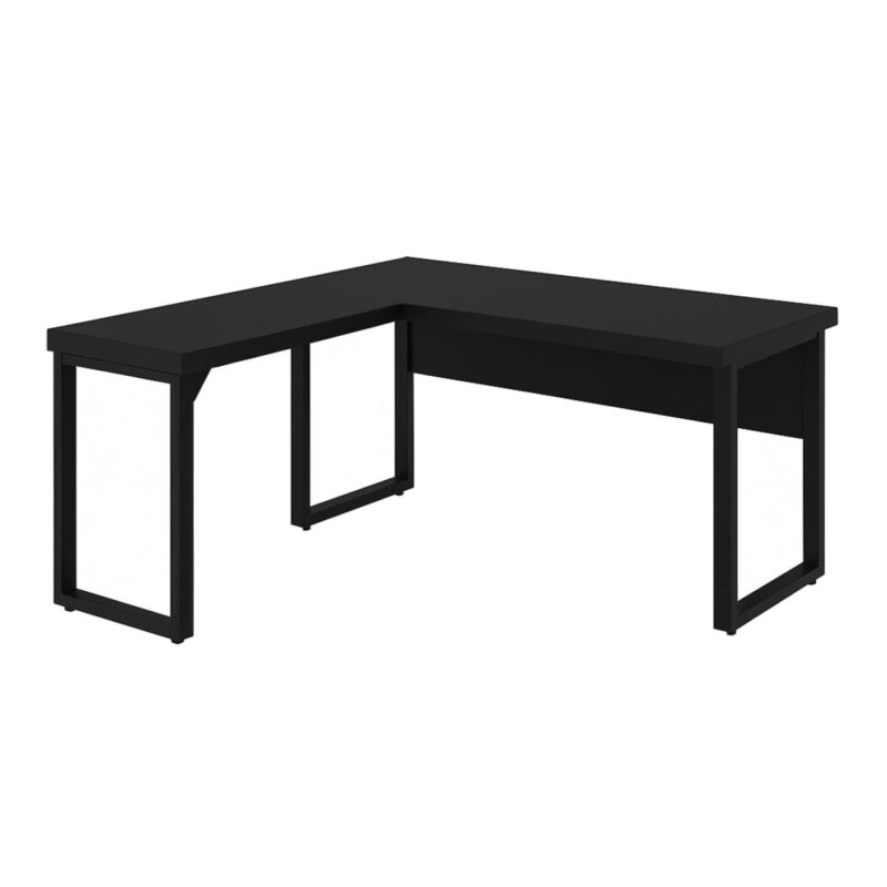 Vista oposta da mesa em L preta com apoio lateral à esquerda da imagem e estrutura metálica em formato retangular.