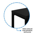 Recorte circular do canto da mesa auxiliar preta, mostrando o tampo e o suporte metálico retangular abaixo.