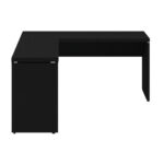 Mesa em L preta com auxiliar à esquerda Mesa preta em L vista de frente, com extensão auxiliar à esquerda e pé painel próximo ao observador.