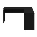Mesa em L preta com auxiliar à direita Mesa preta em L vista de frente, com extensão auxiliar à direita, pés em painel e detalhes metálicos sob o tampo.