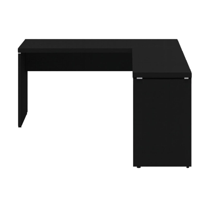Mesa preta em L vista de frente, com extensão auxiliar à direita, pés em painel e detalhes metálicos sob o tampo.