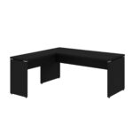 Mesa preta em L com pé painel em perspectiva Mesa preta em L sem gavetas vista pelo lado oposto, com extensão à esquerda e painéis de apoio sob os tampos.