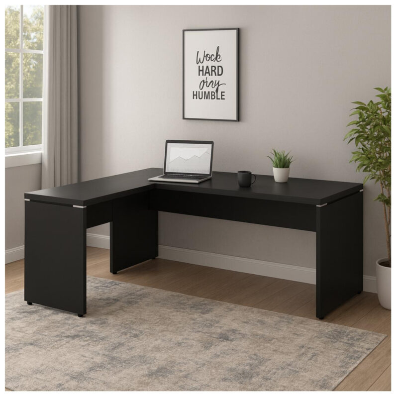Mesa preta em L com notebook e acessórios em home office com janela, plantas, quadro decorativo e tapete claro.