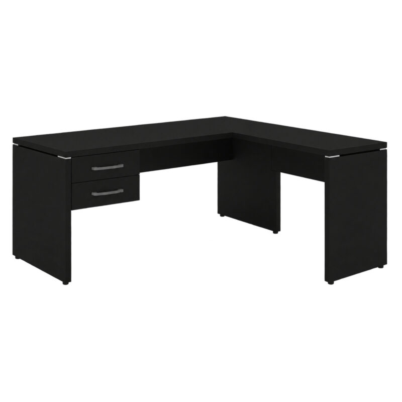 Mesa em L preta com duas gavetas e pés painel Mesa em L preta com duas gavetas suspensas à esquerda da imagem, pés painel e distanciadores metálicos.