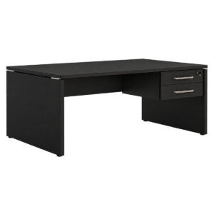 Mesa de escritório preta com duas gavetas suspensas à direita, puxadores metálicos, fechadura e pés painel.