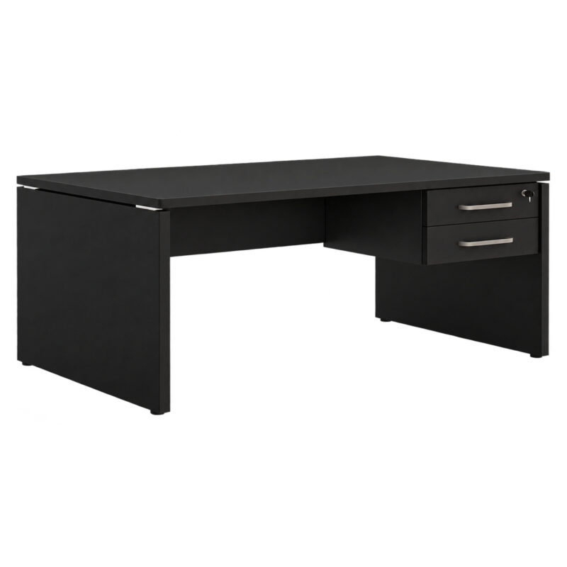 Mesa de escritório preta com duas gavetas suspensas à direita, puxadores metálicos, fechadura e pés painel.