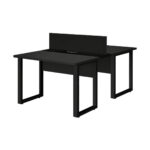 Mesa dupla preta com divisória central e pé quadro Mesa dupla preta sem gavetas com divisória central, pontos de conexão nos tampos e pés metálicos em formato de quadro.