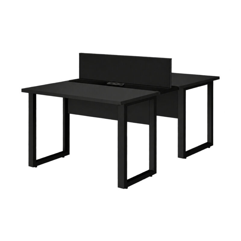 Mesa dupla preta com divisória central e pé quadro Mesa dupla preta sem gavetas com divisória central, pontos de conexão nos tampos e pés metálicos em formato de quadro.